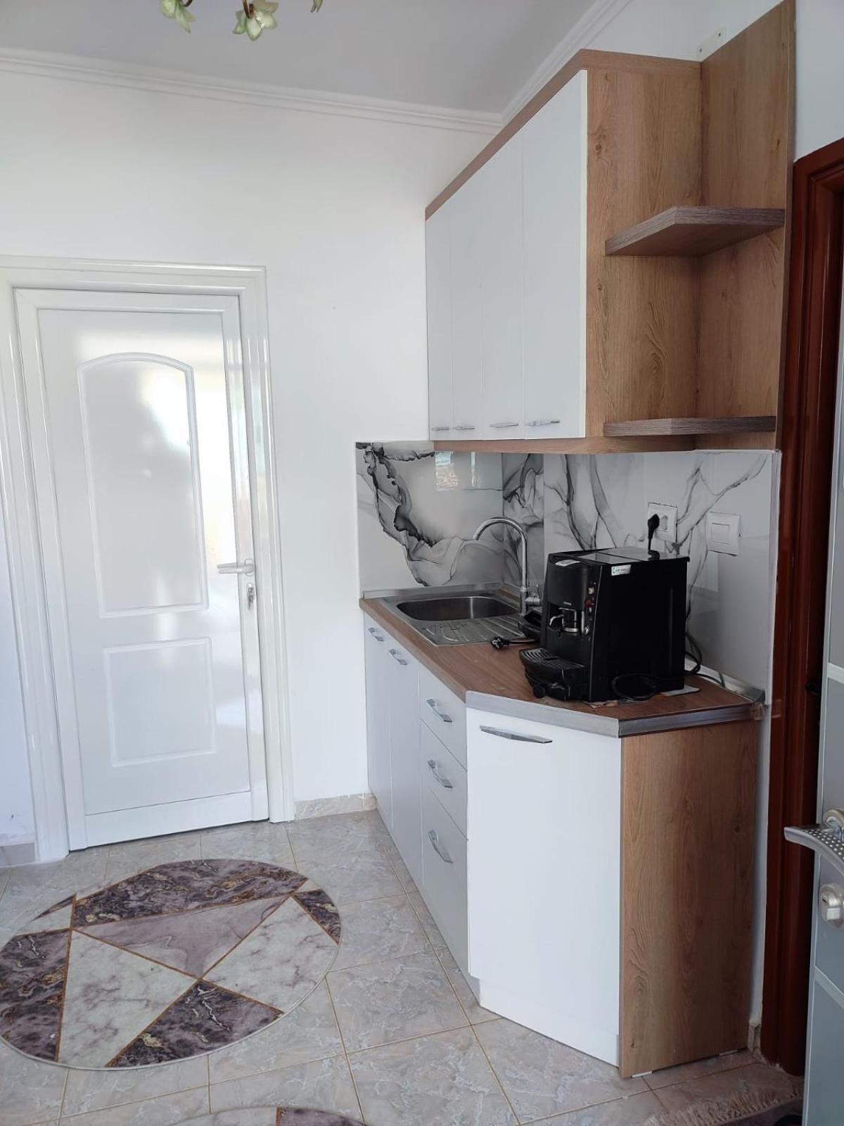 Guest House Eloid 베라트 외부 사진